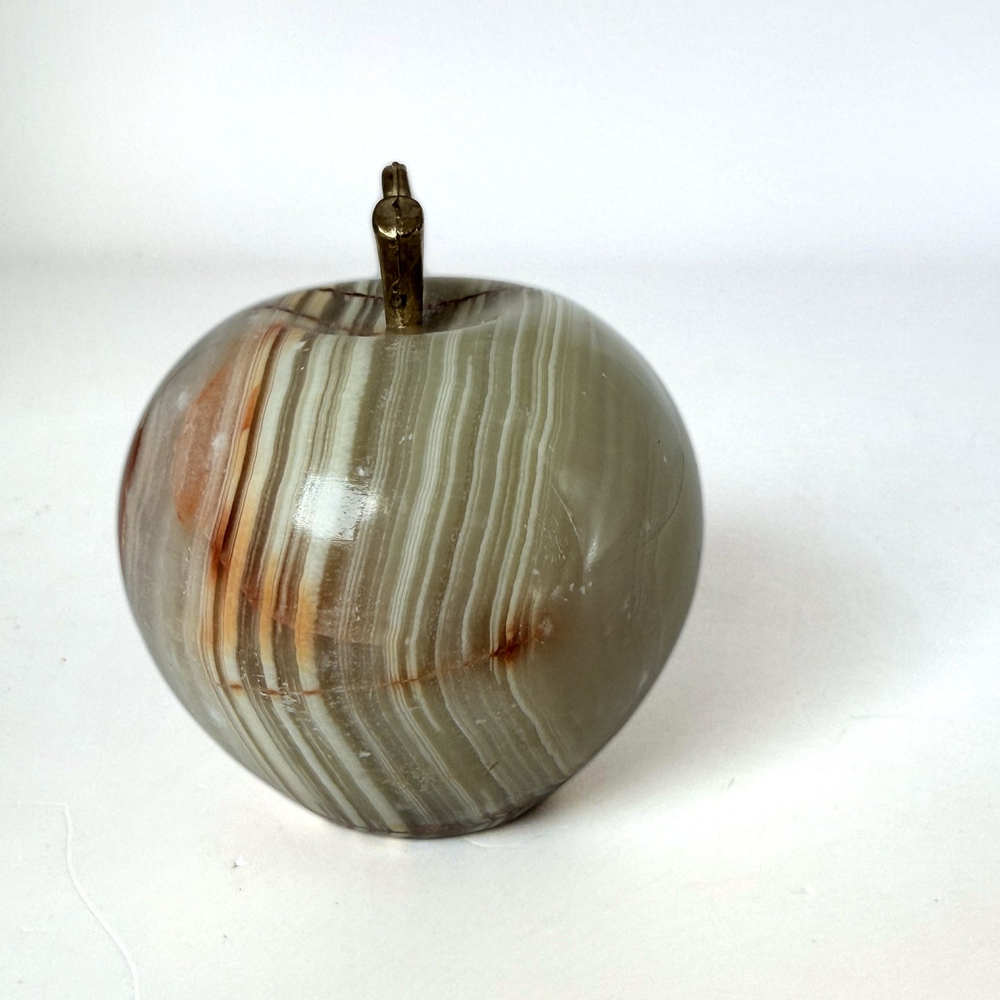 Banding on the carved onyx apple