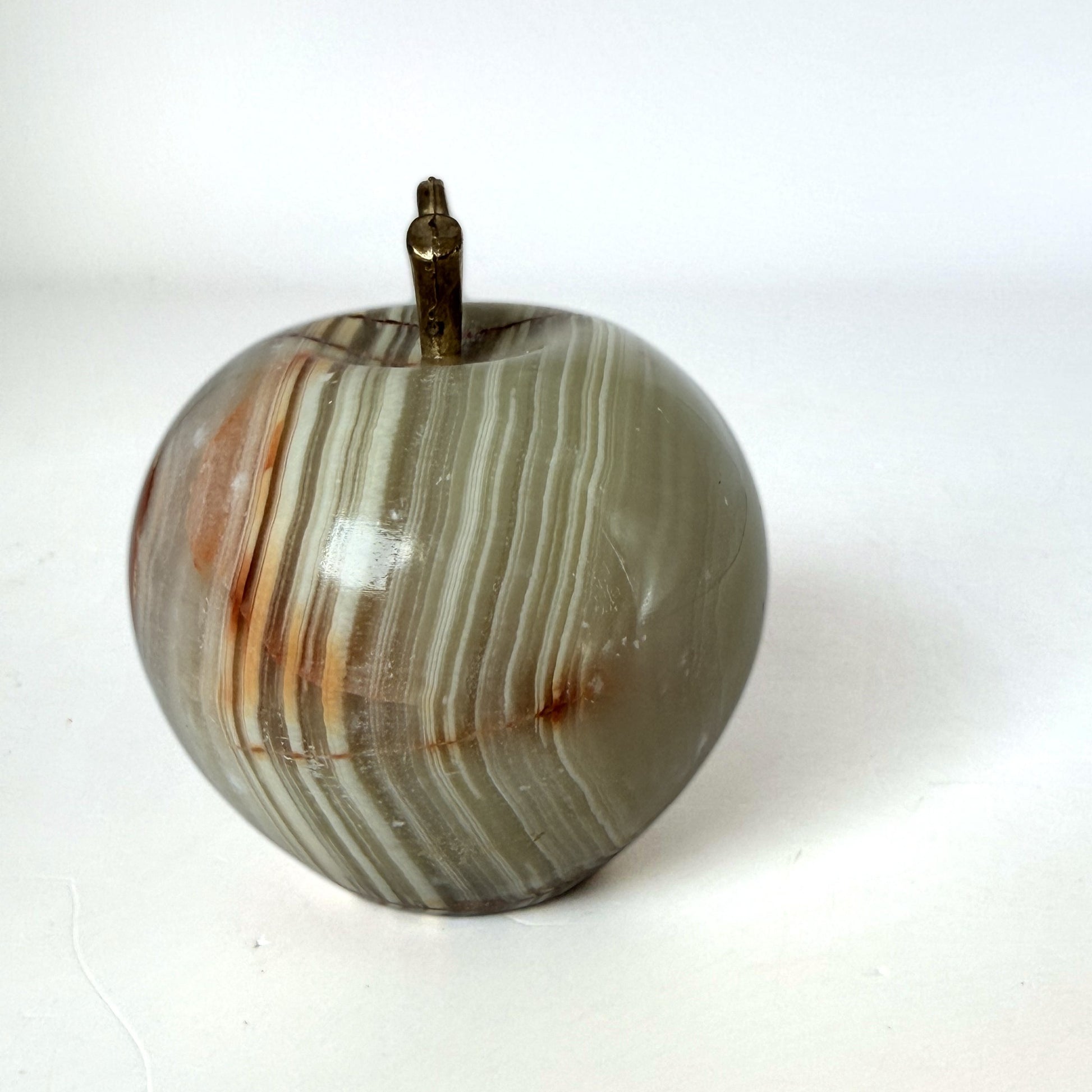 Banding on the carved onyx apple