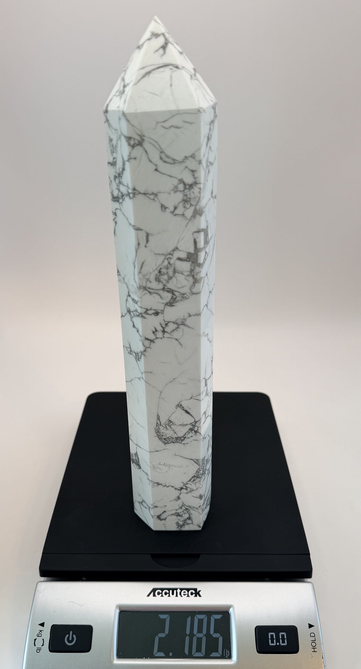 Howlite tower, weight