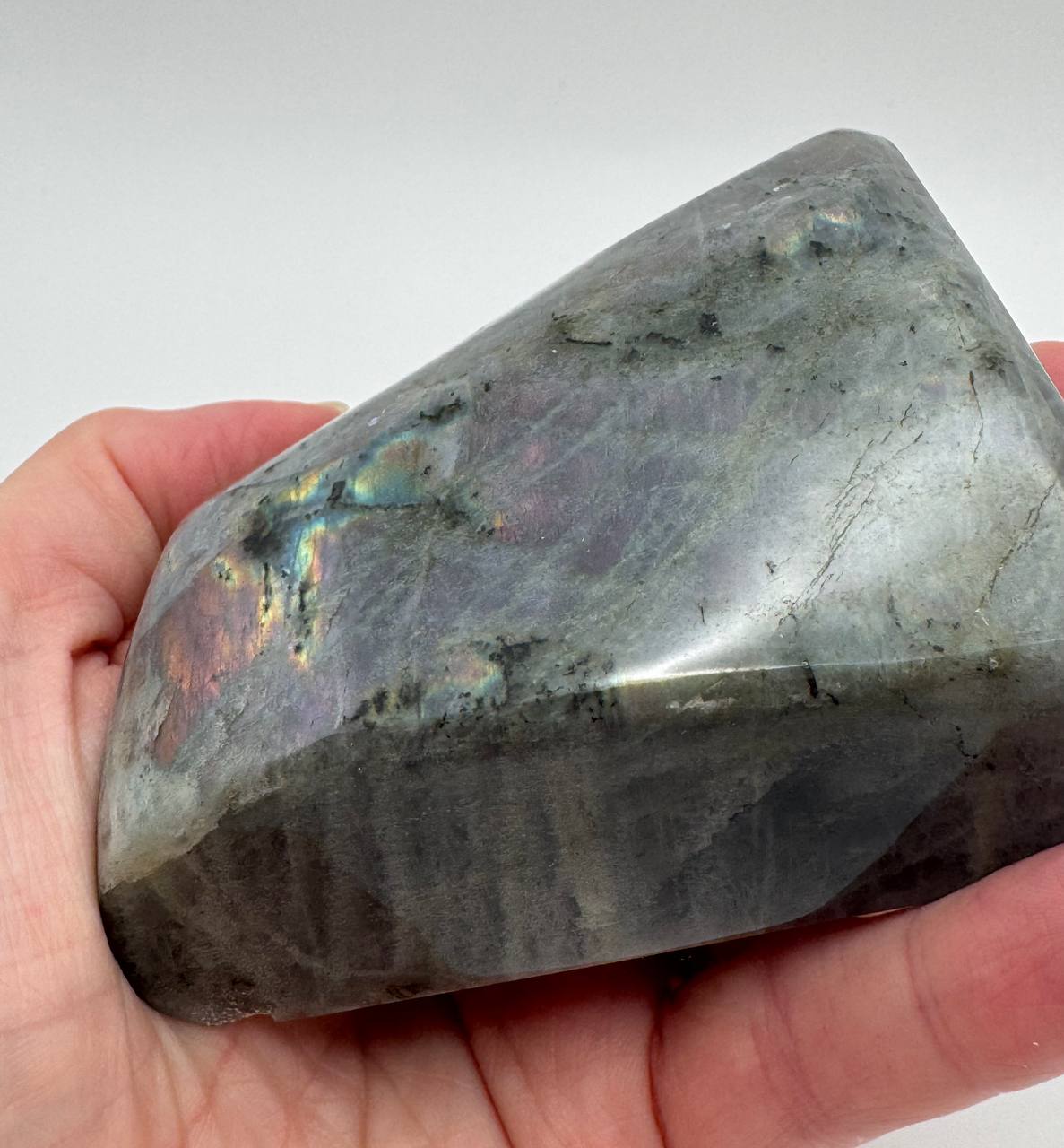 Purple Flash Labradorite - photo-03-hand-side