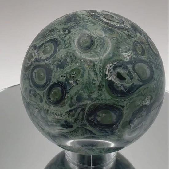 Kambaba Jasper sphere rotating to show stromatolite eye patterns