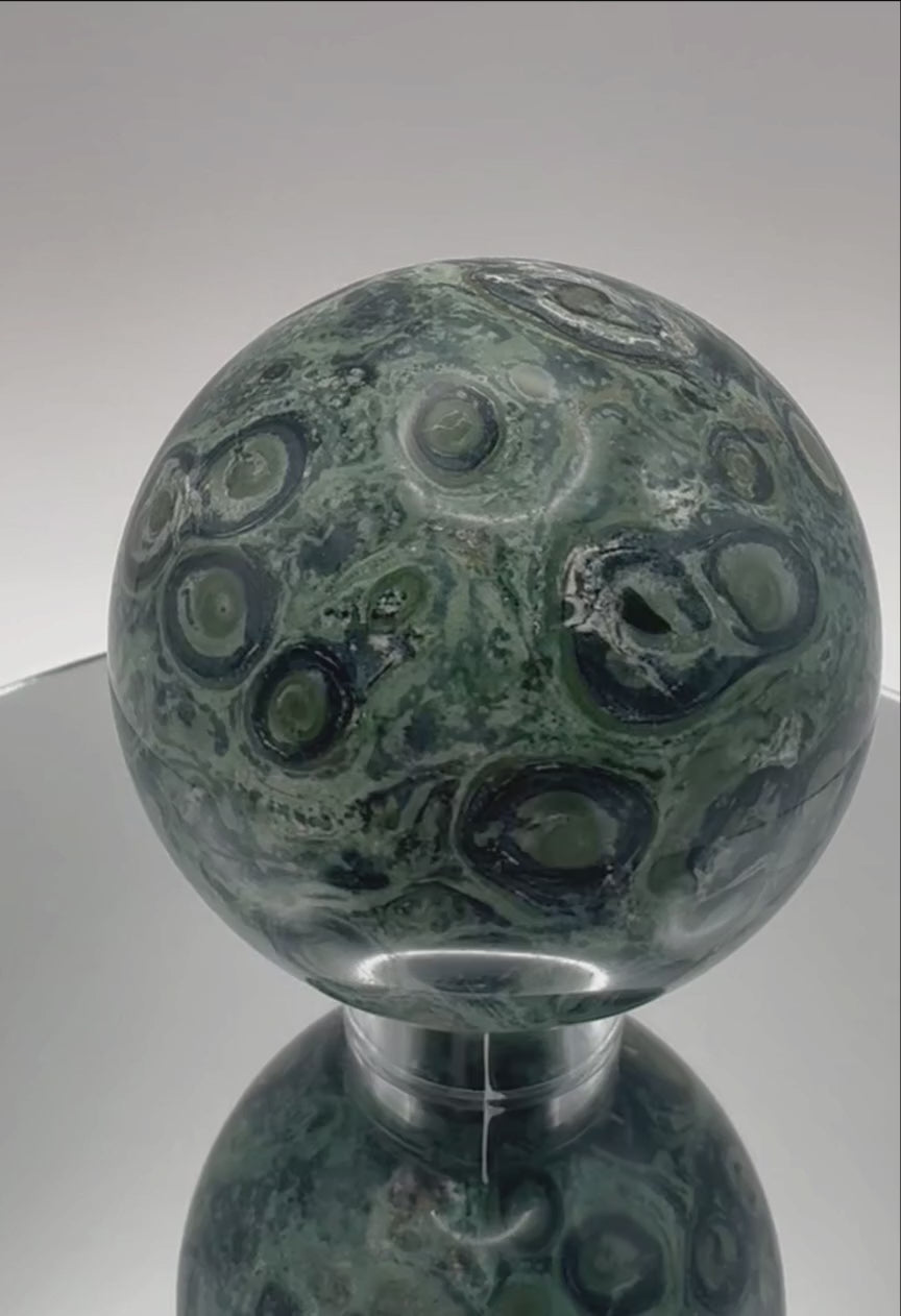 Kambaba Jasper sphere rotating to show stromatolite eye patterns